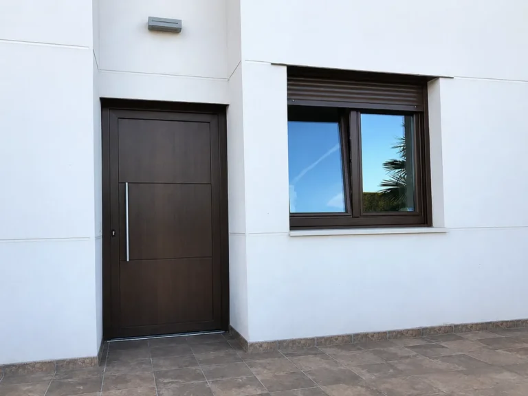 Puerta de entrada moderna para vivienda eficiente