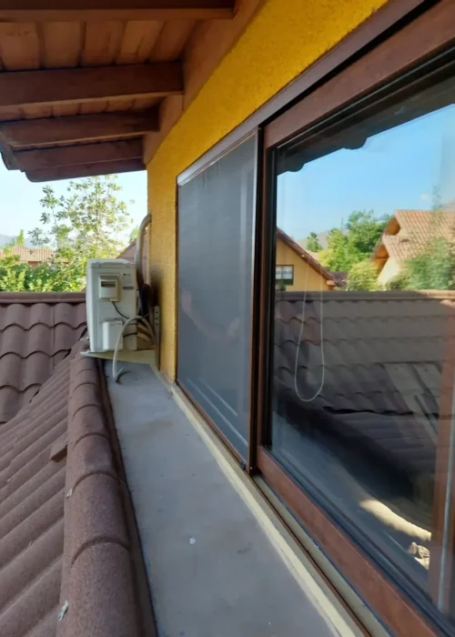 Mosquitera corredera en ventana