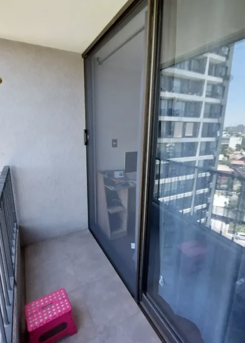 Mosquitera corredera instalada en puerta de salón