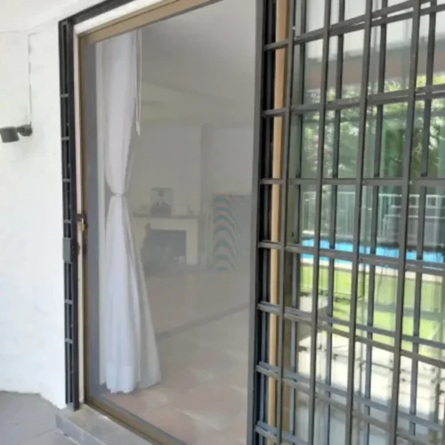 Mosquitera corredera instalada en puerta de salón