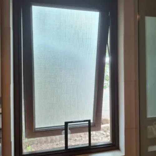 Mosquitera instalada en ventana para protección completa