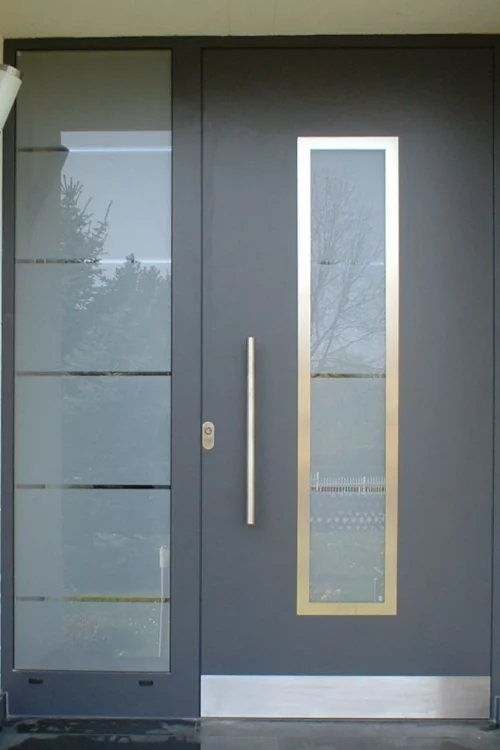 Instalación de puerta de aluminio en vivienda