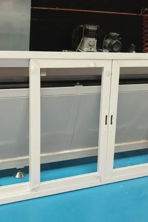 Detalle de ajuste en ventana de aluminio