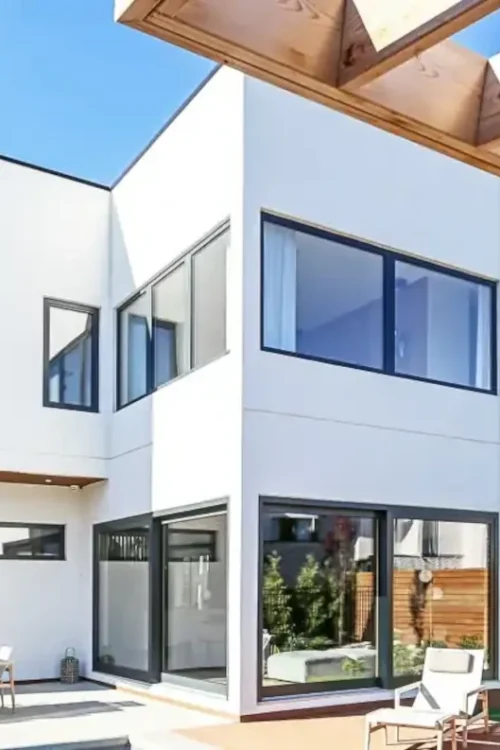 Fachada de casa con ventanas de aluminio