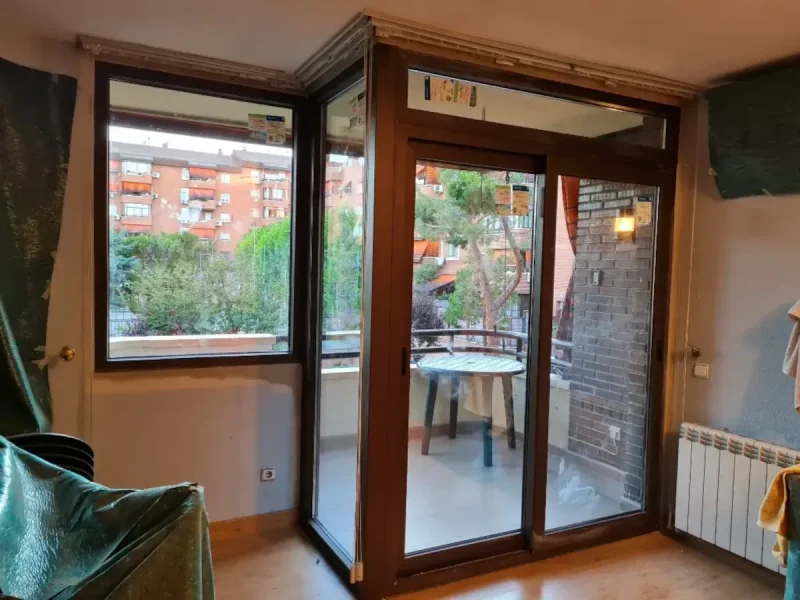 Montaje de puertas en PVC