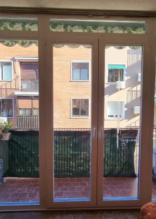 Puerta de PVC instalada en terraza
