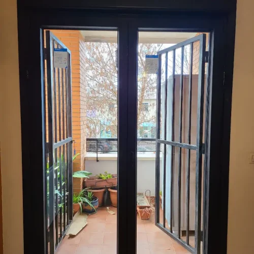 Puerta de PVC que comunica salón con terraza