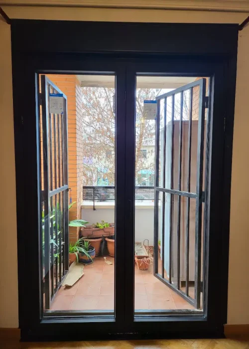 Puerta de PVC que comunica salón con terraza