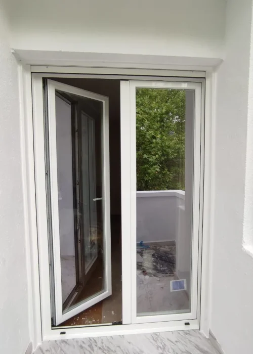 Puertas de PVC abatibles para exterior con acabado blanco