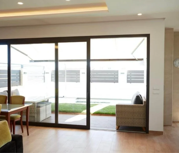 Puertas en aluminio, confort todo el año