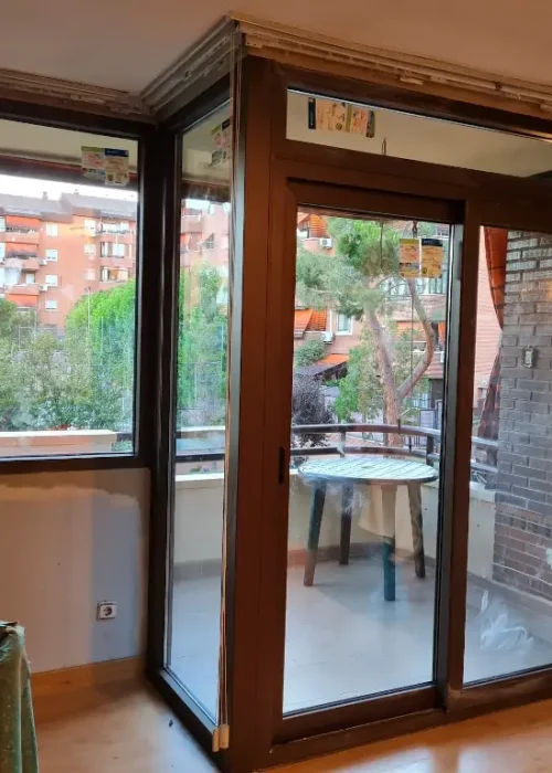 Puerta de PVC instalada para acceso a terraza