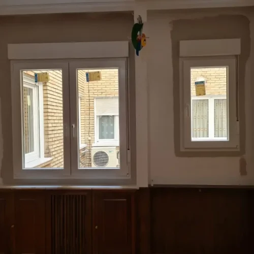 Reparación de persiana atascada en ventana de vivienda