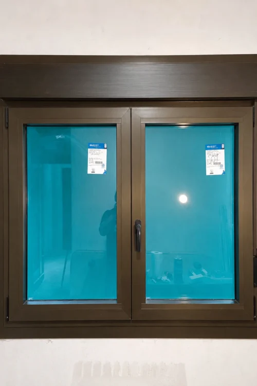 Ventana de aluminio marrón en Azuqueca de Henares