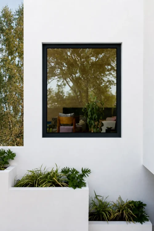 Ventana de aluminio negra en fachada moderna