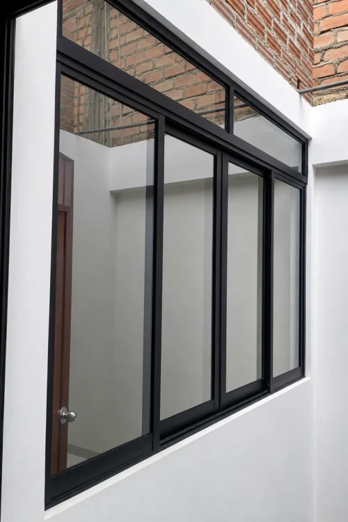 Cerramiento de aluminio negro en Torrejón de Ardoz