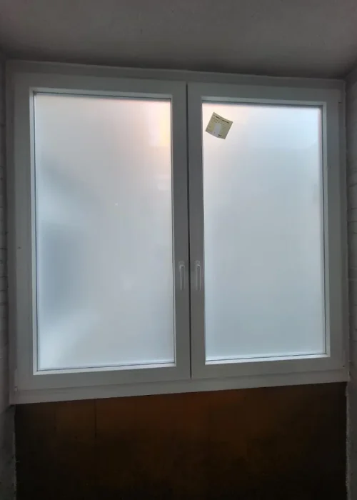 Ventana de PVC con cristales translúcidos que limitan la visibilidad