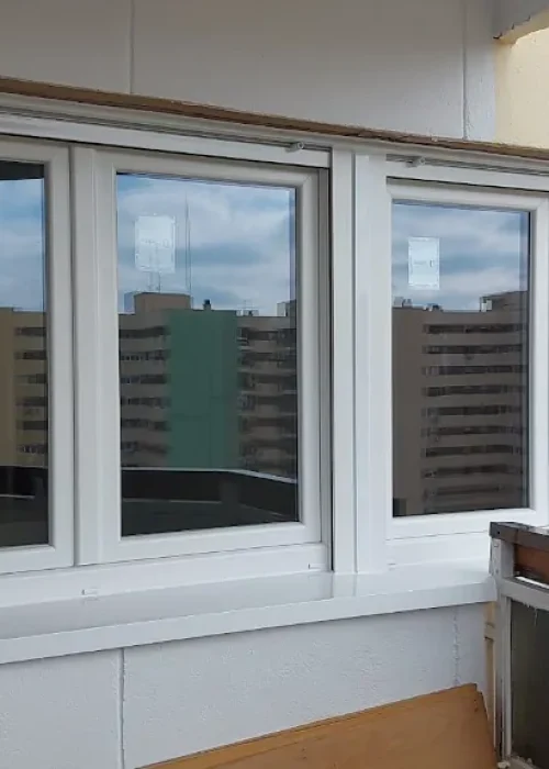 Ventanas de PVC blancas instaladas en una fachada